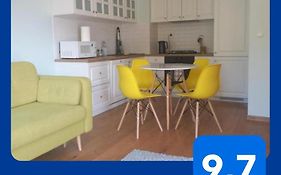 Ladne Mieszkanie W Przyjaznej Okolicy - Nice Apartment In A Friendly Neighborhood